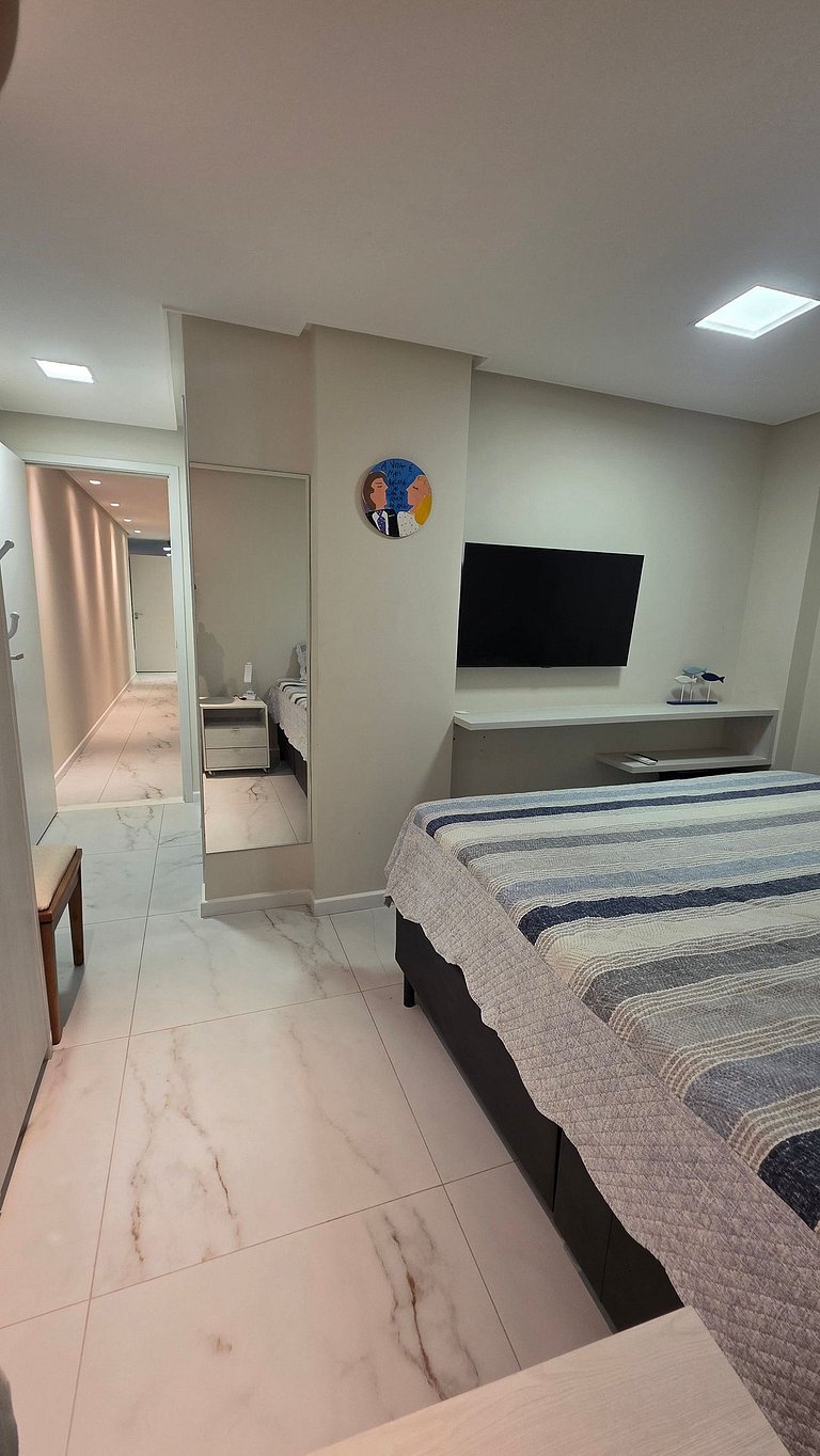 Conforto e Charme: Apê 3 Suítes. Pé na Areia.