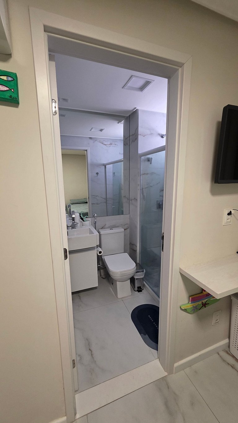 Conforto e Charme: Apê 3 Suítes. Pé na Areia.