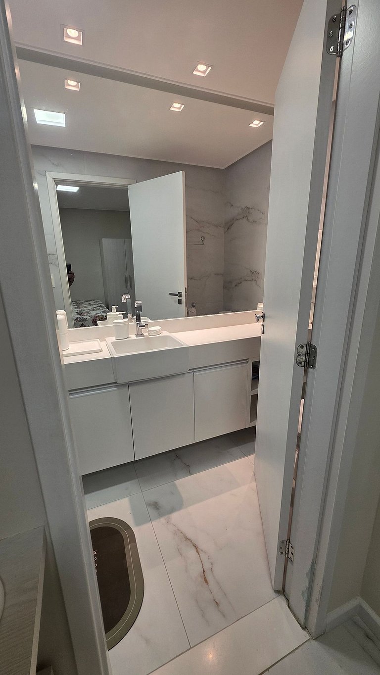 Conforto e Charme: Apê 3 Suítes. Pé na Areia.