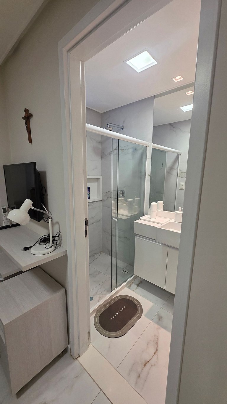 Conforto e Charme: Apê 3 Suítes. Pé na Areia.