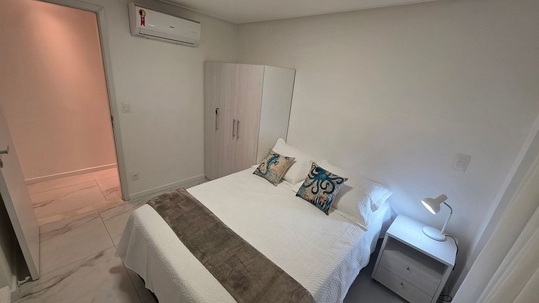 Conforto e Charme: Apê 3 Suítes. Pé na Areia.