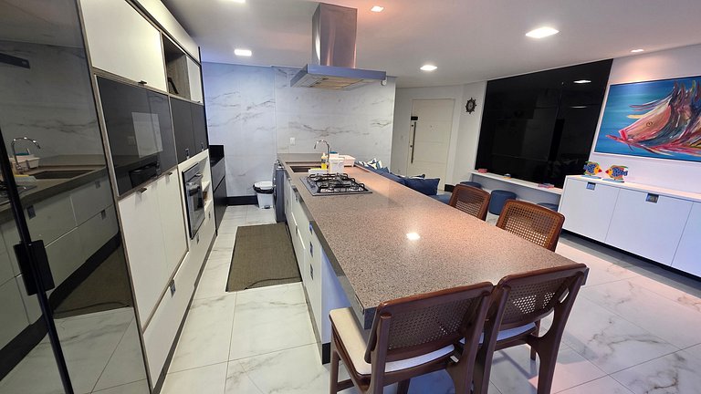 Comfort and Charm: 3-Suite Apartment. On the Sand.